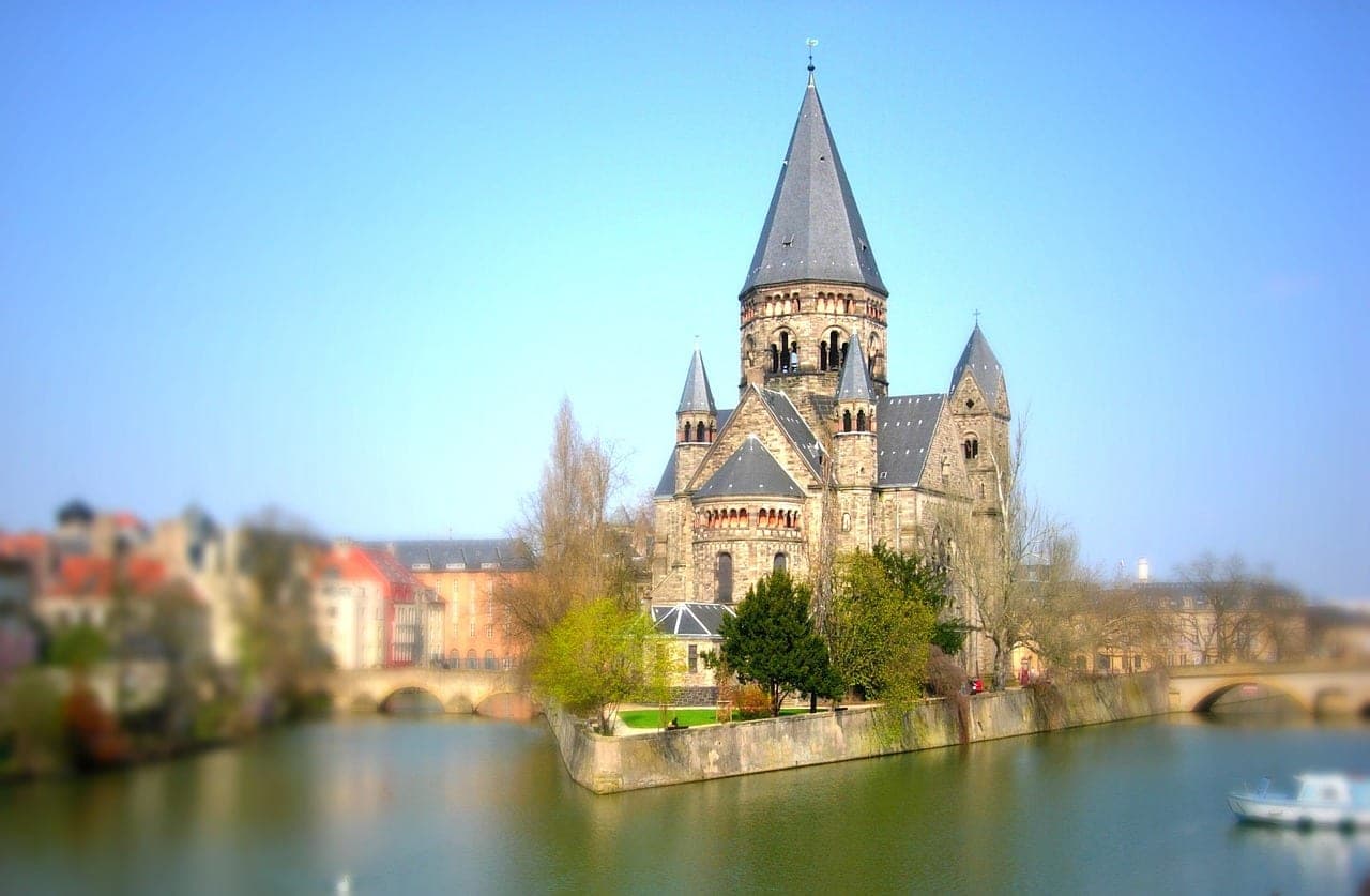 Temple Neuf and the Moyen-Pont over the Moselle in central Metz, Lorraine