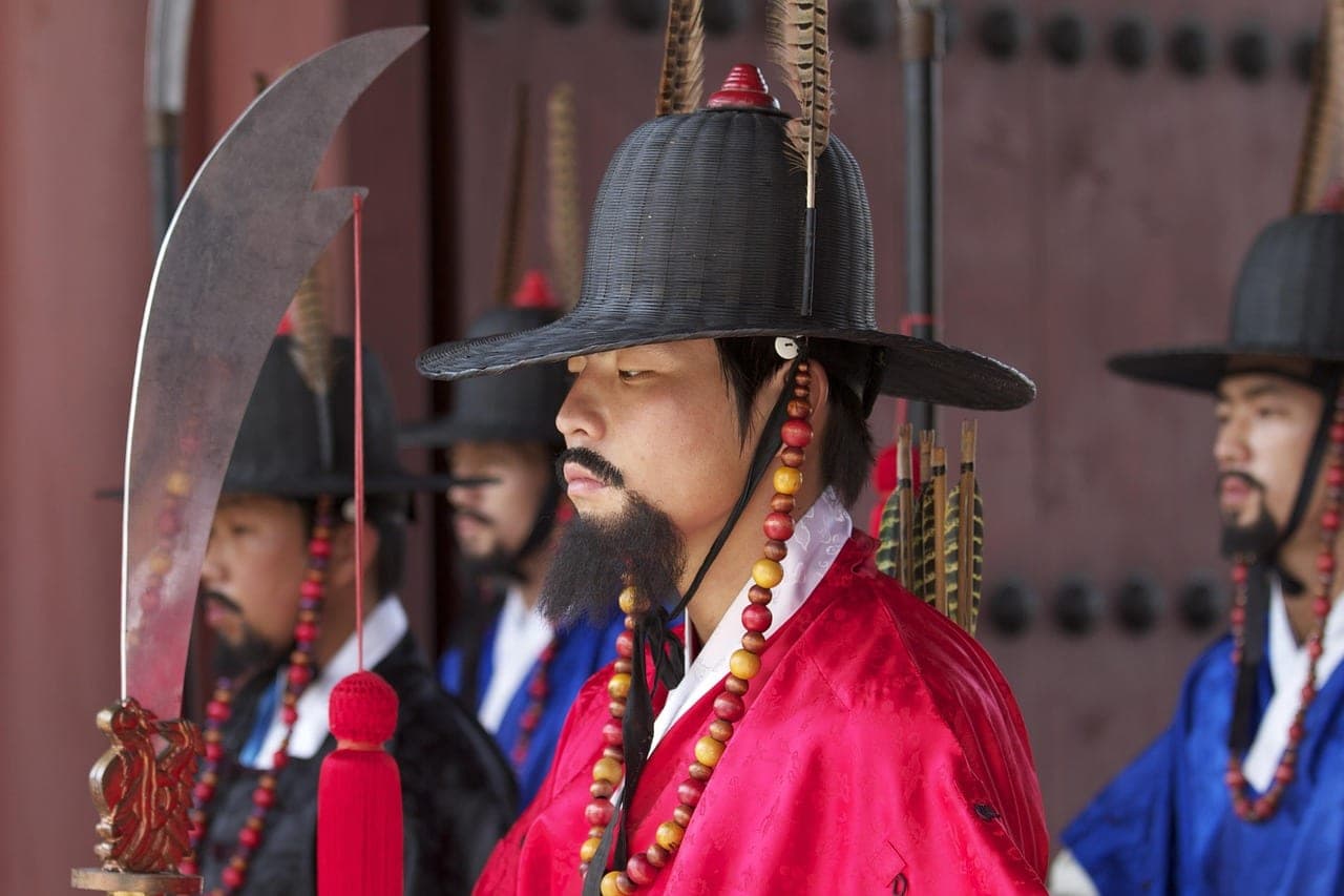 Gyeongbokgung Palace's Gwanghwamun gate with traditional Korean guards in Seoul