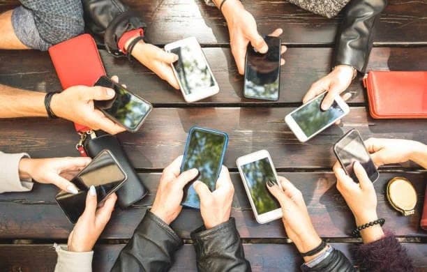 Staying Connected Abroad: Essential Communication Tips for Group Travel with Students